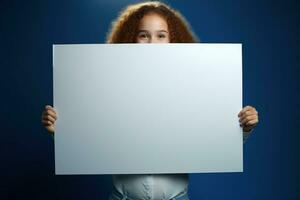 ai gerado fofa pequeno menina segurando em branco branco Folha do papel dentro dela mãos foto