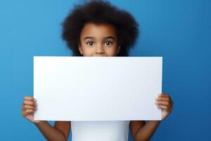 ai gerado fofa pequeno menina segurando em branco branco Folha do papel dentro dela mãos foto