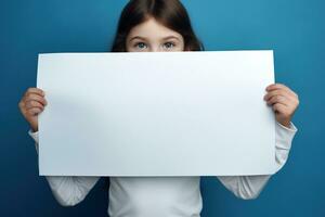 ai gerado fofa pequeno menina segurando em branco branco Folha do papel dentro dela mãos foto