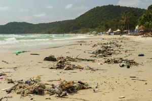 lixo de plástico e poluição na ilha de phu quoc da praia de são, vietnã.