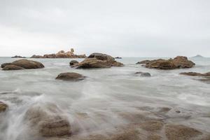 manhã nublada, água do mar, recifes e ilhas foto