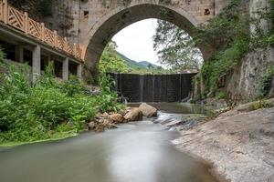 rios e pontes em aldeias de montanha foto