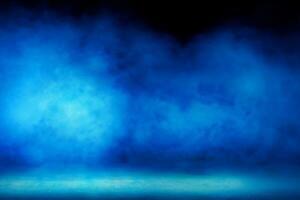 esvaziar espaço estúdio Sombrio quarto com azul iluminação efeito e névoa dentro Preto fundo. foto