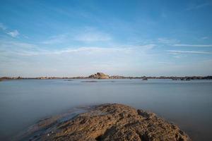 água do mar e recifes à beira-mar sob o céu azul foto