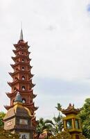 pagode tran quoc em hanoi, vietnã foto