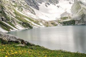 katora lago kumrat vale bela paisagem vista das montanhas foto