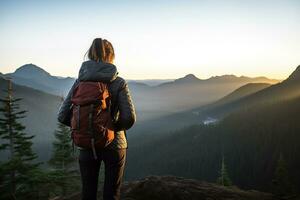 ai gerado caminhante com uma mochila em pé em a topo do a montanha viagem conceito foto