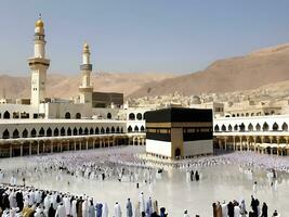 ai gerado muçulmanos reunir às kaaba vibrante Ramadã e eid tradições foto