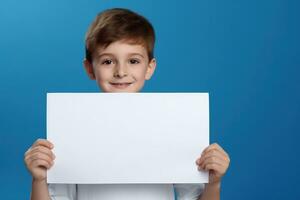 ai gerado pequeno Garoto segurando uma em branco branco Folha do papel foto