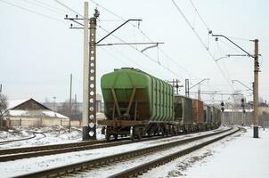 Ferrovia tremonha carros estacionado em rural faixas todos de si mesmos em uma frio inverno dia. foto