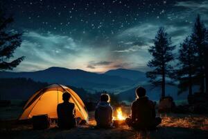 ai gerado acampamento dentro a montanhas às noite. grupo do amigos sentado perto fogueira e olhando às noite céu com estrelas, uma família acampamento viagem debaixo uma cheio de estrelas céu, ai gerado foto