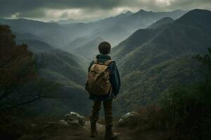 adolescente caminhante cenário Visão do verde colinas natureza. gerar ai foto