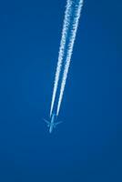 avião e Está condensação trilha, nuvem formando às a costas do uma avião, perfeitamente azul céu foto