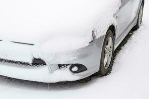 outono adormecido molhado neve carro. queda de neve do molhado neve. neve deitado em a carro foto