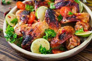 asas de frango de churrasco em molho agridoce. piquenique. menu de verão. comida saborosa foto