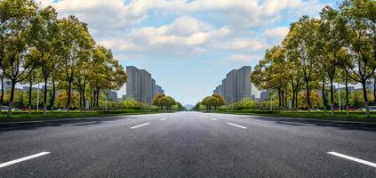 estrada de asfalto e cidade moderna foto