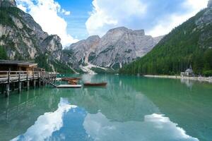 panorama do lago di braies dentro dolomite montanhas. de madeira barco cabana em braies lago com seeofel montar em fundo, italiano Alpes, natureza parque fanes-sennes-prags, dolomite, Itália, Europa. foto