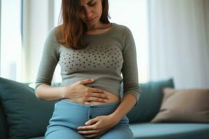 ai gerado senhora ter uma dor de estômago ou menstruação dor, cuidados de saúde médico conceito, ai generativo foto