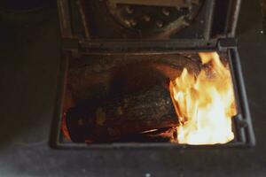 fogão aberto com madeira chamas que estão queimando foto