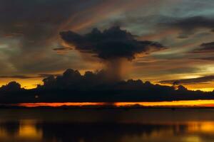 lindo lago depois de pôr do sol com nuvens. foto