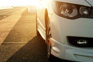 fechar acima do carro estacionamento em a asfalto estrada. foto