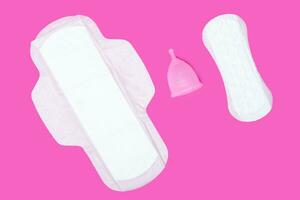 menstrual xícara, normal feminino almofada e calcinha forro em Rosa plano de fundo, topo visualizar. zero desperdício conceito. ecológico menstrual produtos foto