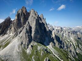 aéreo Visão do cadini di misurina montanhas durante uma ensolarado dia com alguns nuvens. dolomitas, Itália. dramático e cinematográfico panorama. foto