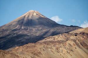 Visão do montar teide, a Altíssima montanha do Espanha situado dentro a canário ilhas, Espanha. famoso destinos para caminhantes. teide nacional parque, unesco mundo herança local. foto