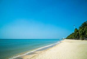 lindo panorama verão panorama frente ponto de vista tropical mar de praia branco areia limpar \ limpo e azul céu fundo calma natureza oceano lindo onda água viagem às sai kaew de praia Tailândia chonburi foto