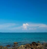 panorama verão vista frontal panorama tropical praia marítima Rocha azul céu branco areia fundo calma natureza oceano lindo onda batida espirrando água viagem khao aprender sim nacional parque leste Tailândia exótico foto