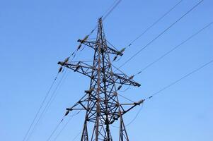 eletricidade pilão, elétrico transmissão torre, contra azul céu fundo. foto