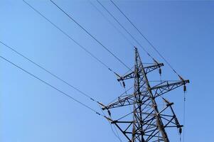 eletricidade pilão, elétrico transmissão torre, contra azul céu fundo. foto