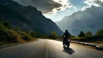 ai gerado motociclista equitação em a estrada dentro a montanhas foto