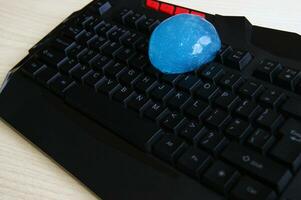 azul suave gel limpeza poeira em teclado. foto