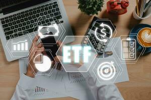 fundo negociado em bolsa etf mercado de ações negociação conceito financeiro de investimento, mão de pessoa usando smartphone com ícones de etf na tela vr. foto