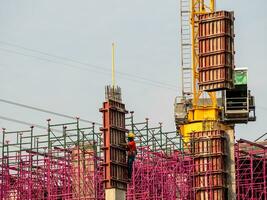 o andaime rosa no prédio em construção foto