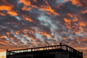 céu vermelho de manhã, durante o nascer do sol foto