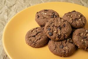 chocolate biscoitos em prato foto