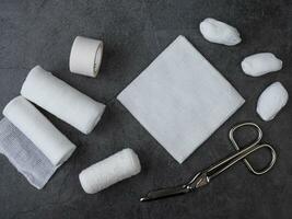 bandagens médicas com tesoura e esparadrapo. equipamento médico. foto