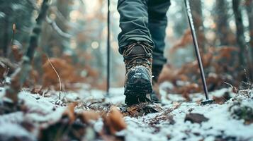 ai gerado fechar acima do pernas do pessoa dentro caminhada sapatos caminhando dentro a inverno floresta foto