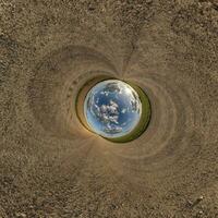 azul orifício esfera pequeno planeta dentro cascalho areia volta quadro, Armação fundo foto