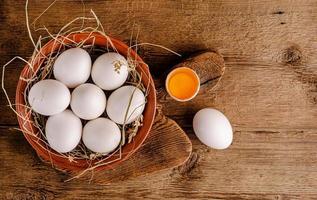 ovos brancos crus frescos na mesa de madeira. overhead, copie psace. foto