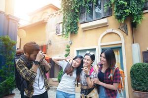 grupo asiático de jovens com mochilas de amigos caminhando juntos e amigos felizes tirando fotos e selfie, tempo de relaxamento na viagem do conceito de férias