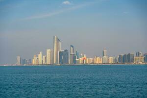 panorama Visão do abu dhabi Horizonte com água, uae. Alto qualidade foto