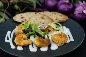 camarão crocante à milanesa e frito com salada foto