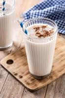 horchata fresca com canela em copo foto