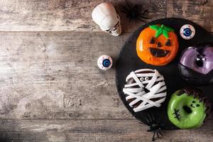 Variedade de rosquinhas de halloween foto