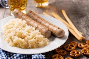 salsicha bratwurst, chucrute, pretzels e cerveja foto