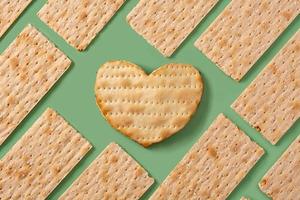 padrão de pão matzá tradicional e matzá em formato de coração foto