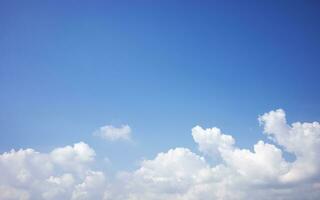 azul céu fundo e branco nuvens suave foco, e cópia de espaço horizontal forma. foto